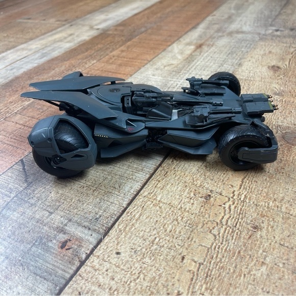 DC Batman Batmobile Justice League Collector Toy Car Metal Die Cast Scale 1/24 - Picture 7 of 8